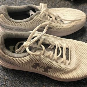 White under armor tennis shoes